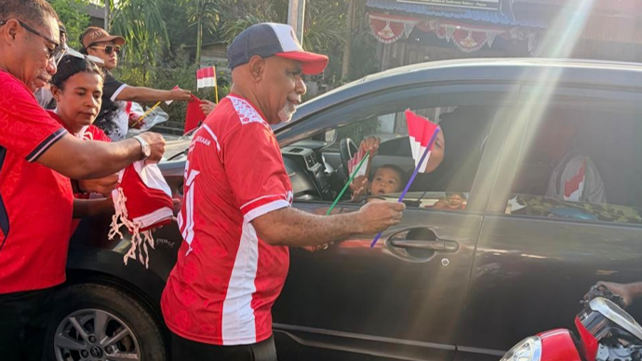 22d366b8-9b99-452c-84fc-a6ea65a8637b_large_10-8-26-Wagub-Papua-Tengah-Turun-Bagikan-Bendera