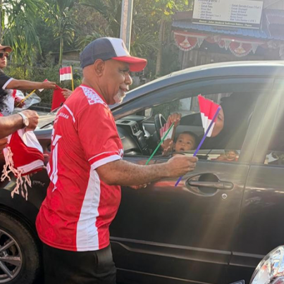 22d366b8-9b99-452c-84fc-a6ea65a8637b_large_10-8-26-Wagub-Papua-Tengah-Turun-Bagikan-Bendera